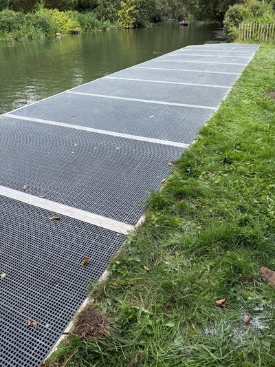 Jetty with grid surface