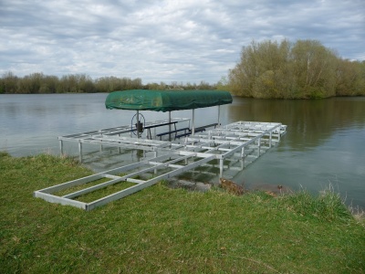 Installing the aluminium structure for a U-Shaped jetty with boat lift