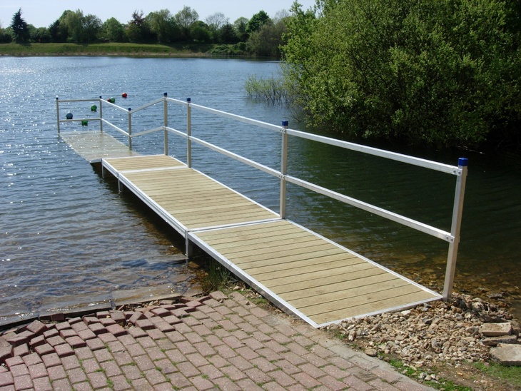 Partly submerged jetty for disabled access